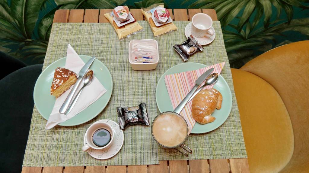 Guest-house-Roma-Suite-Monti-Rome-breakfast-025