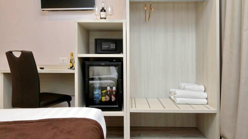 Guest-house-Roma-Suite-Monti-Rome-Superior-Room-wardrobe-151